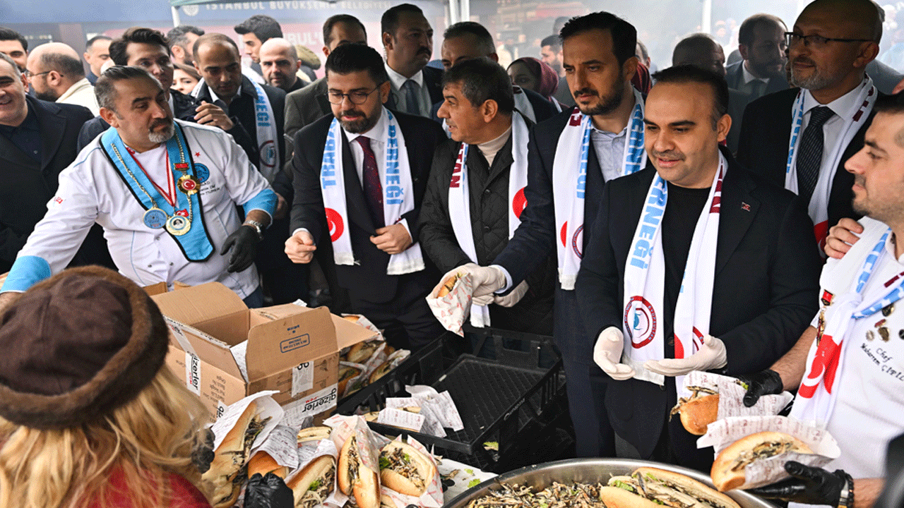 Foto - Eyüpsultan hamsiye doydu! Vatandaşlara 1 ton hamsi ikram edildi