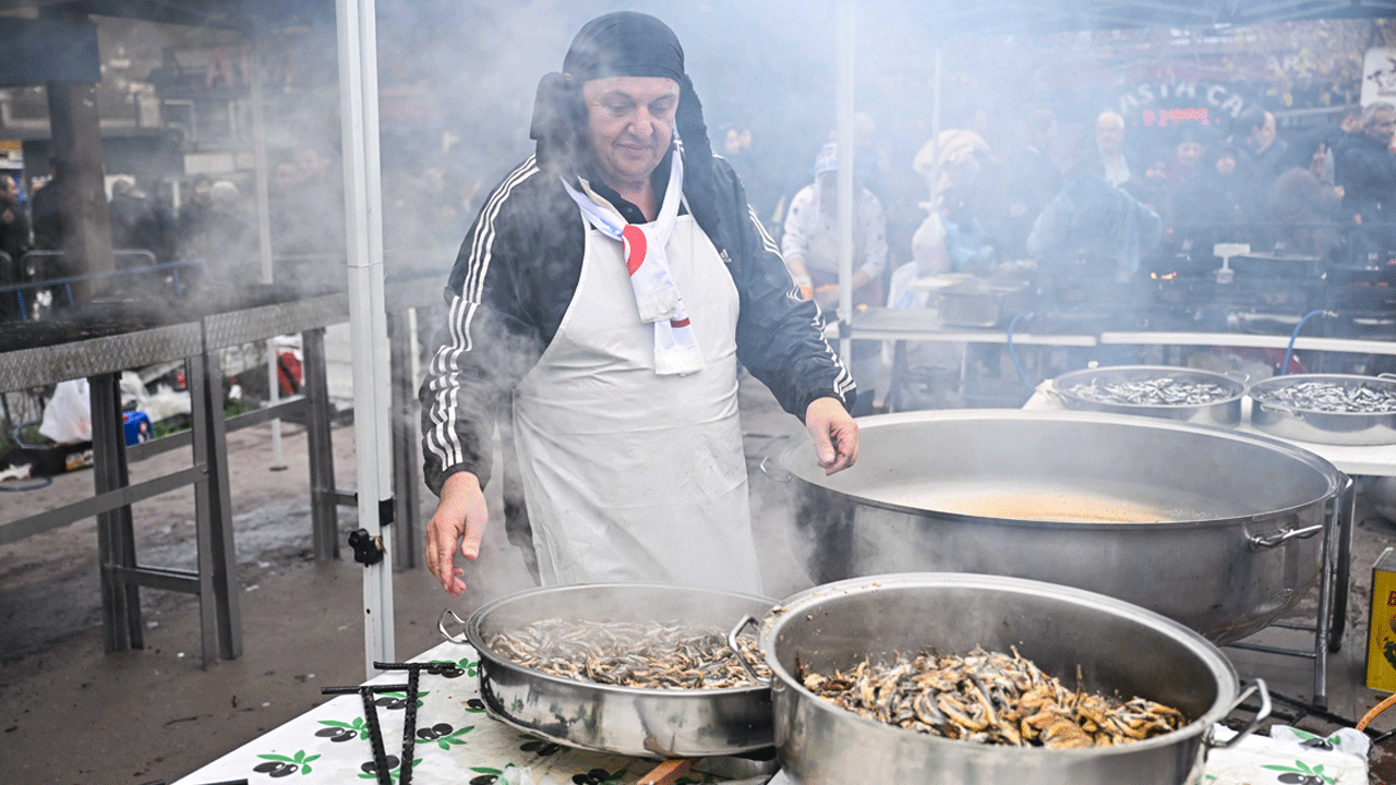 Foto - Eyüpsultan hamsiye doydu! Vatandaşlara 1 ton hamsi ikram edildi