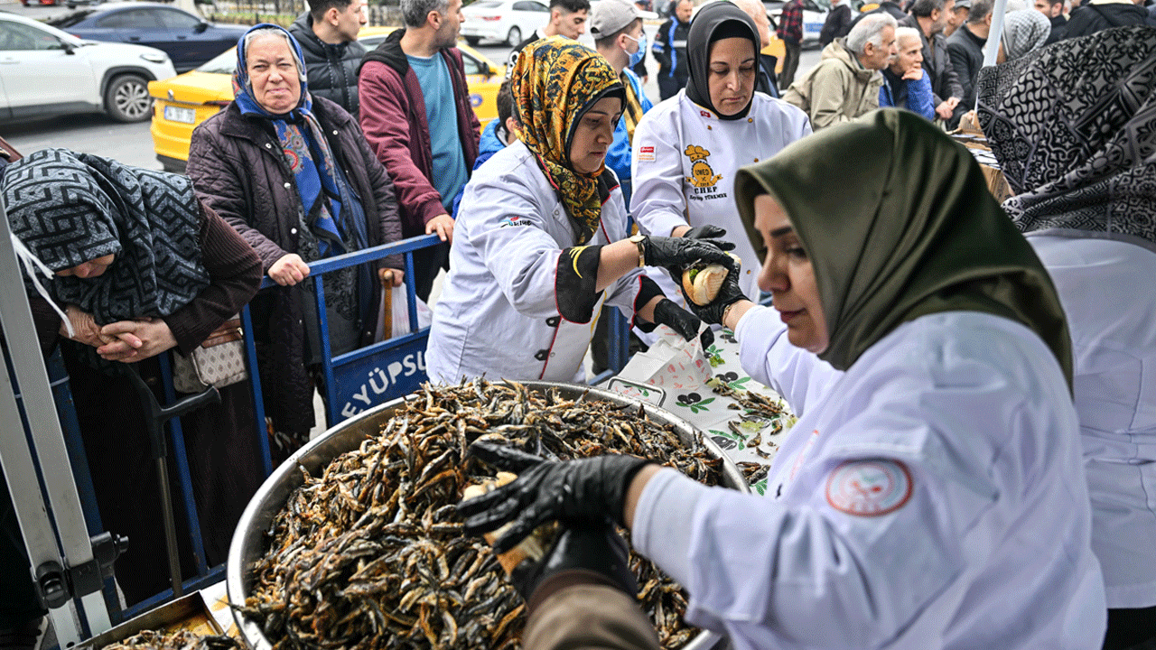 Foto - Eyüpsultan hamsiye doydu! Vatandaşlara 1 ton hamsi ikram edildi