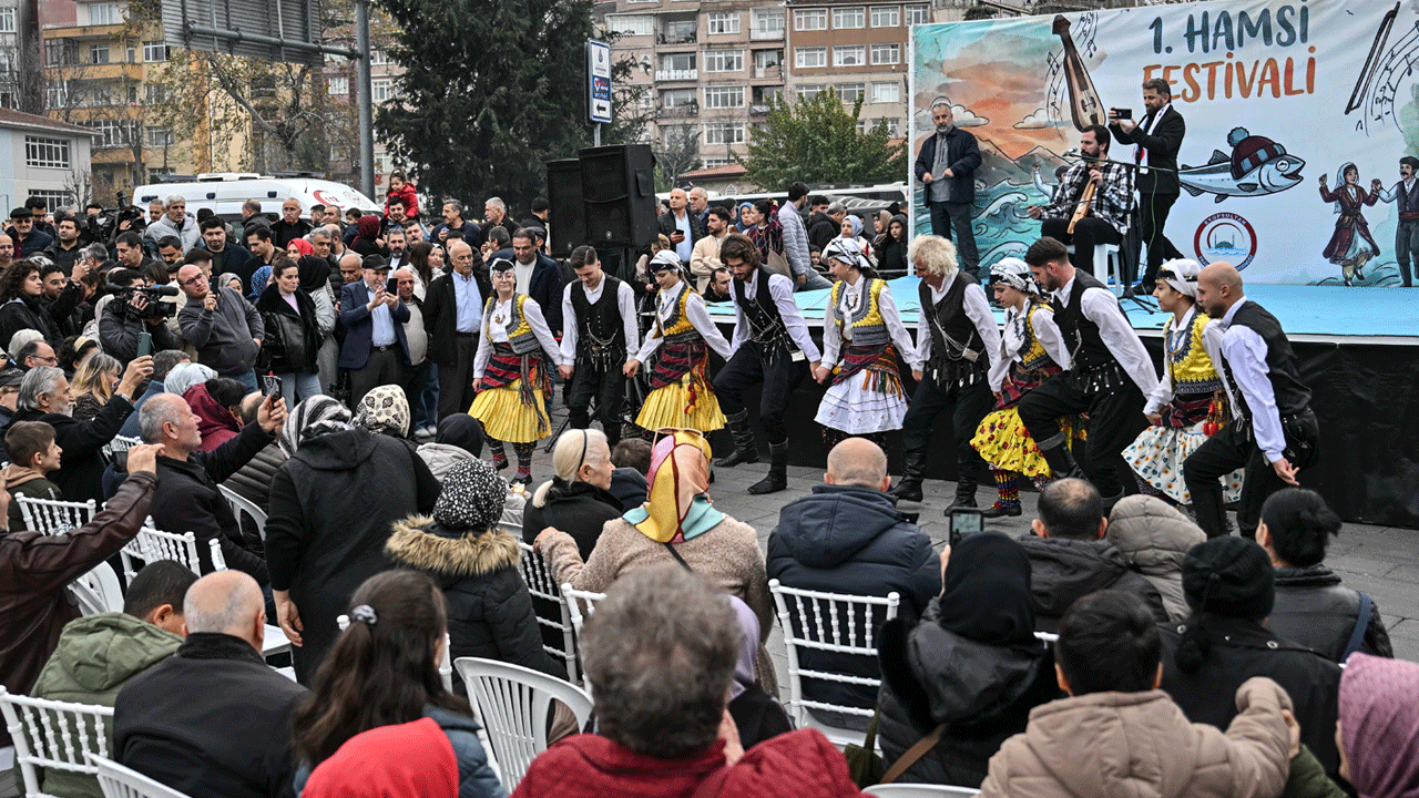 Foto - Eyüpsultan hamsiye doydu! Vatandaşlara 1 ton hamsi ikram edildi