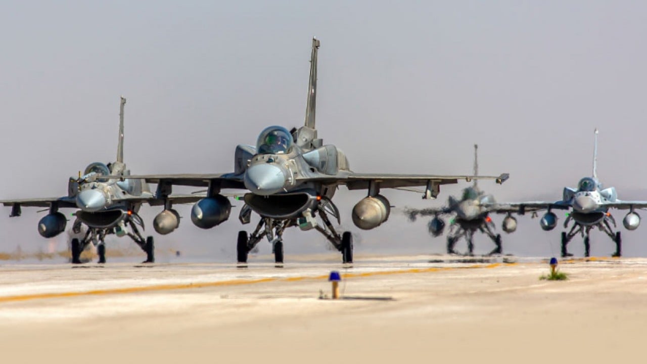 Foto - F-16 savaş uçakları havaalanına iniyor! 445 milyon dolarlık dev anlaşma