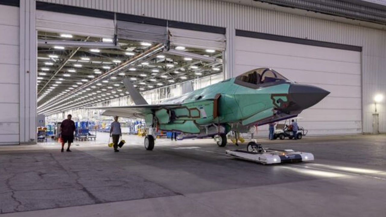 Foto - Finlandiya’nın ilk F-35 savaş uçağı montaj hattından çıktı