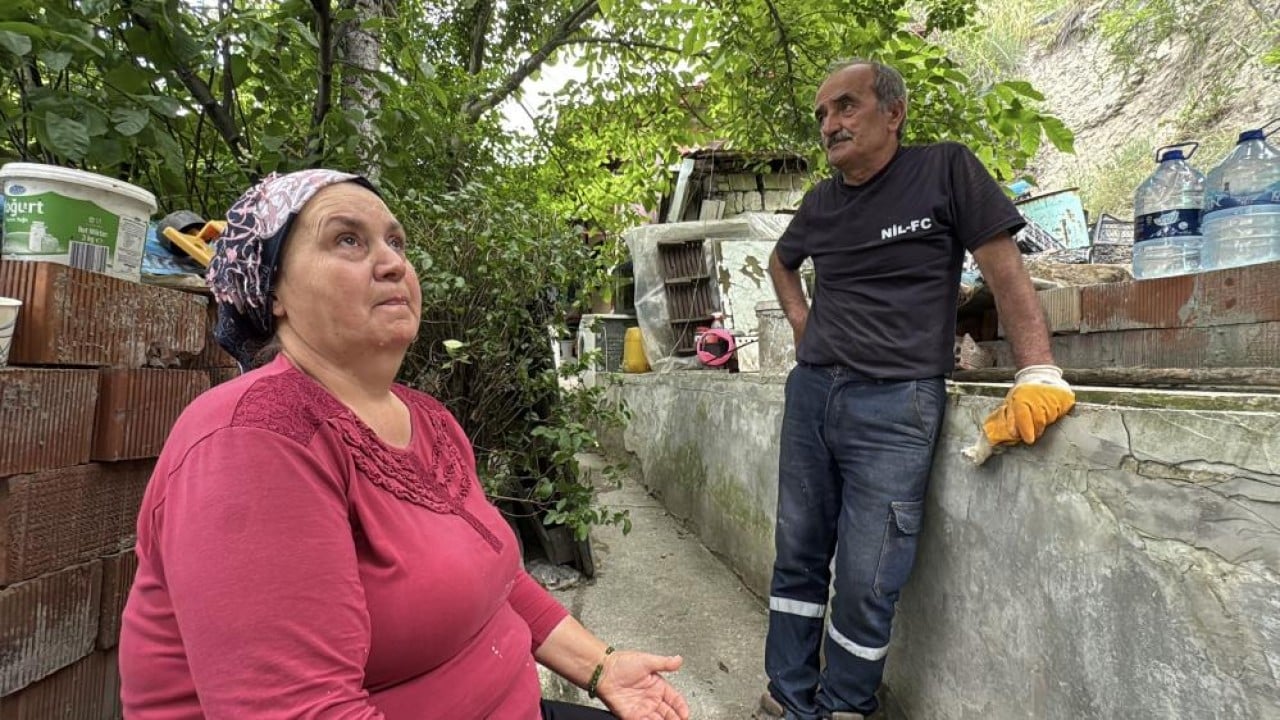 Foto - Faciadan şans eseri dönüldü Kopan dağ evin içinden geçti