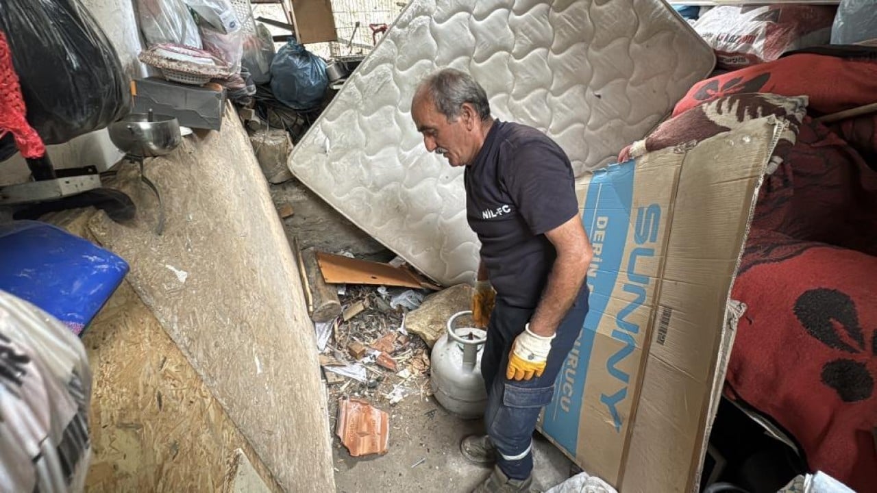 Foto - Faciadan şans eseri dönüldü Kopan dağ evin içinden geçti