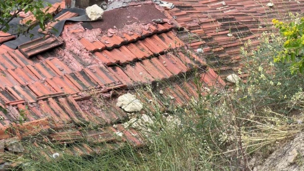 Foto - Faciadan şans eseri dönüldü Kopan dağ evin içinden geçti