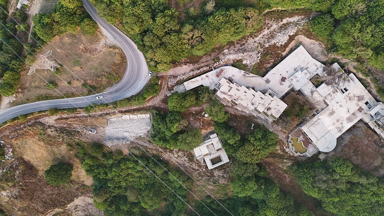 Foto - Facianın sorumlusunun kaçak sevdasına kepçe vuruldu! Orman arazisini gasp eden lüks otel yerle bir edildi!