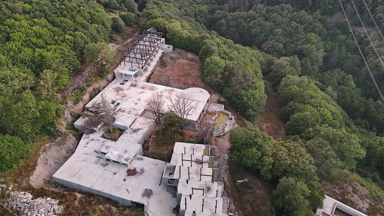 Foto - Facianın sorumlusunun kaçak sevdasına kepçe vuruldu! Orman arazisini gasp eden lüks otel yerle bir edildi!