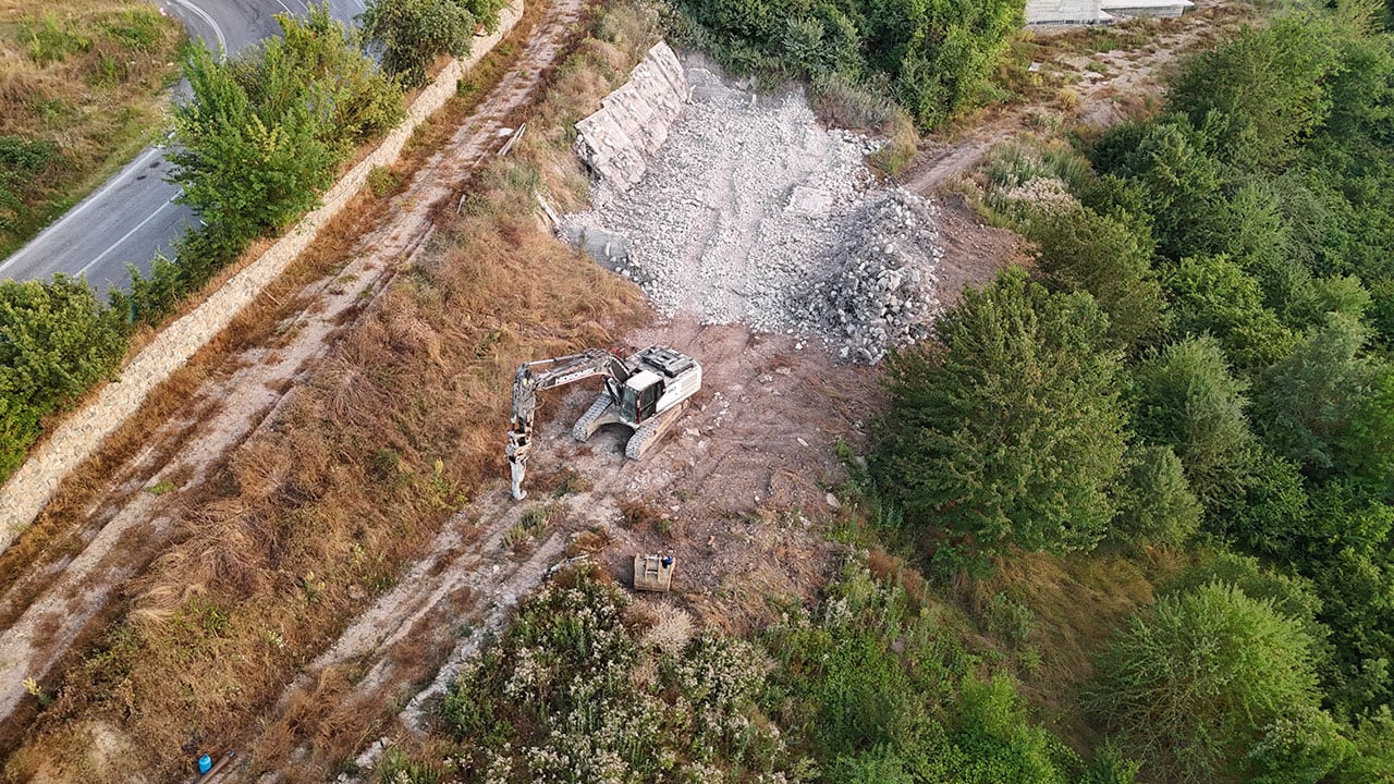 Foto - Facianın sorumlusunun kaçak sevdasına kepçe vuruldu! Orman arazisini gasp eden lüks otel yerle bir edildi!