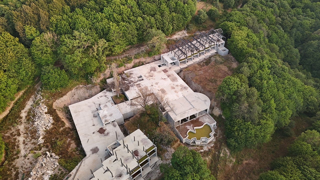 Foto - Facianın sorumlusunun kaçak sevdasına kepçe vuruldu! Orman arazisini gasp eden lüks otel yerle bir edildi!