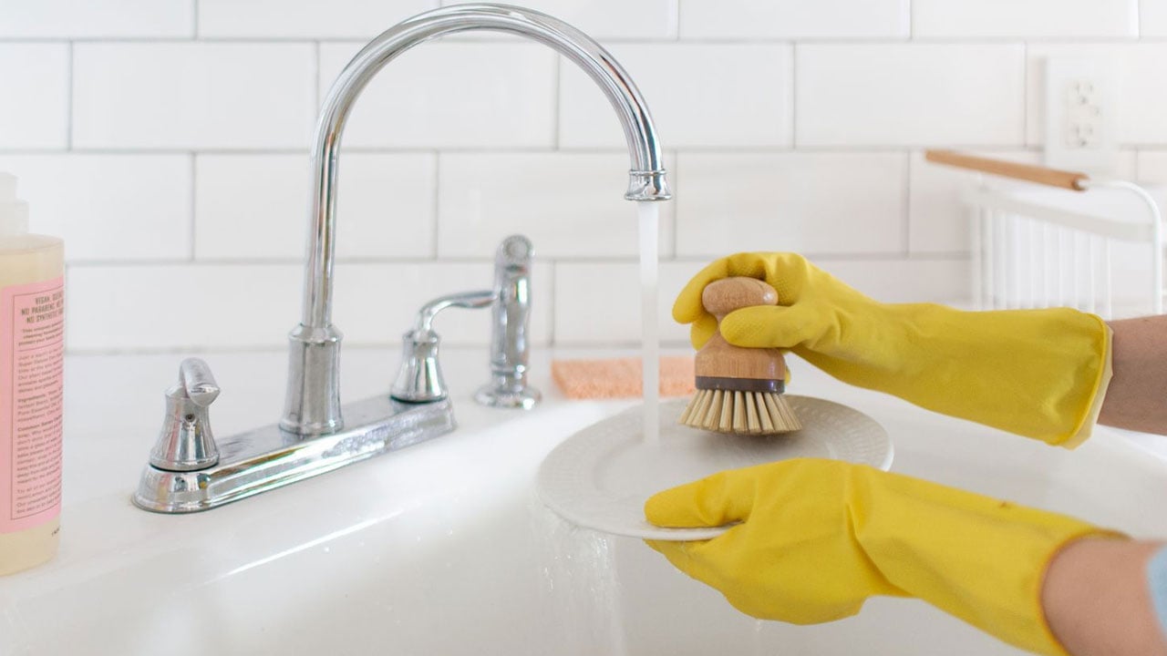 Farkında olmadan zarar veriyorsunuz! Bu eşyaları asla sıcak suyla yıkamayın