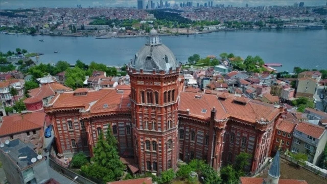 Foto - Fatih Sultan Mehmet’in emriyle kurulmuştu! 571 yıllık tarihi okul binasını boşalttı