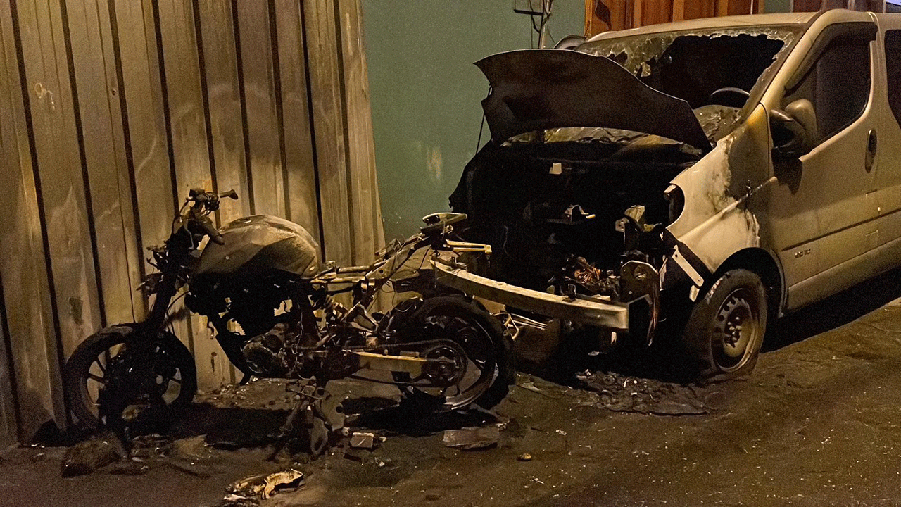 Foto - Fatih'te alevli gece! Motosikletten yükselen yangın minibüsü de yaktı!