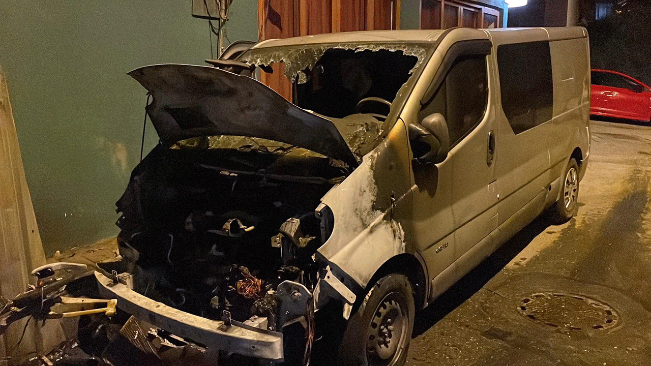 Foto - Fatih'te alevli gece! Motosikletten yükselen yangın minibüsü de yaktı!