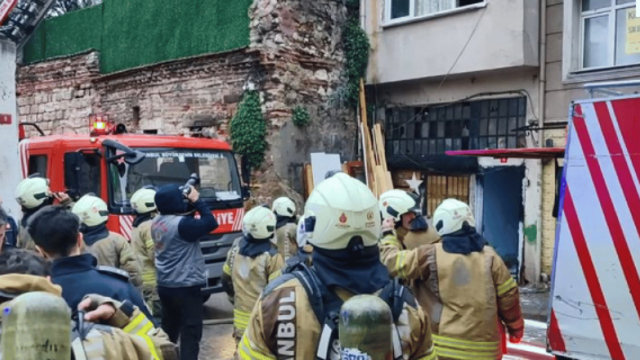 Foto - Fatih’te korkutan yangın: Alevler 2 katlı binayı sardı