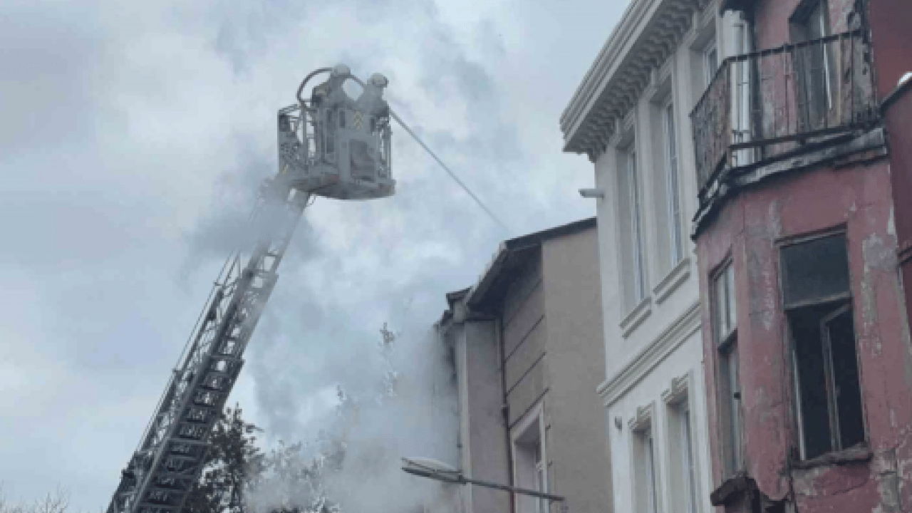 Foto - Fatih’te korkutan yangın: Alevler 2 katlı binayı sardı