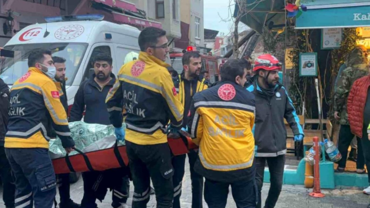 Foto - Fatih’te korkutan yangın: Alevler 2 katlı binayı sardı