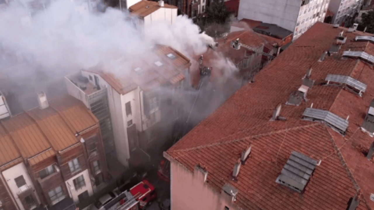 Foto - Fatih’te korkutan yangın: Alevler 2 katlı binayı sardı