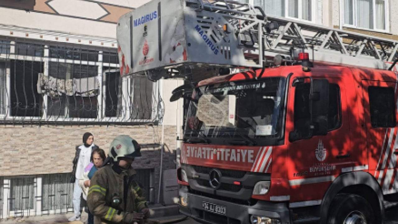 Foto - Fatih’te korkutan yangın: Alevler 2 katlı binayı sardı