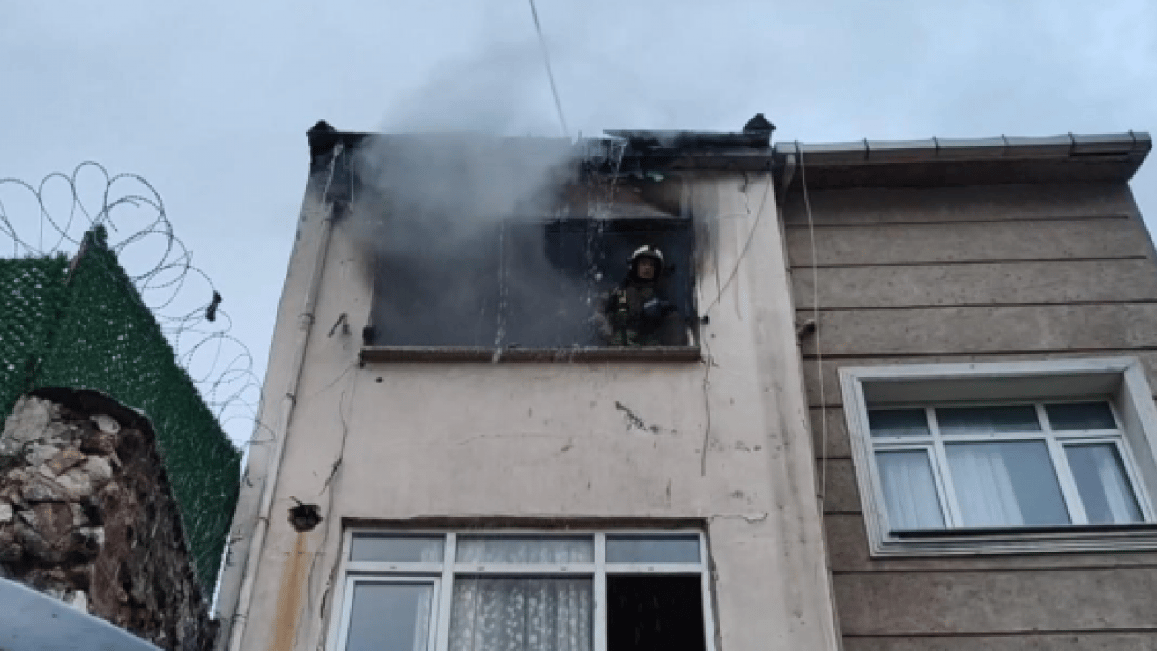 Fatih’te korkutan yangın: Alevler 2 katlı binayı sardı