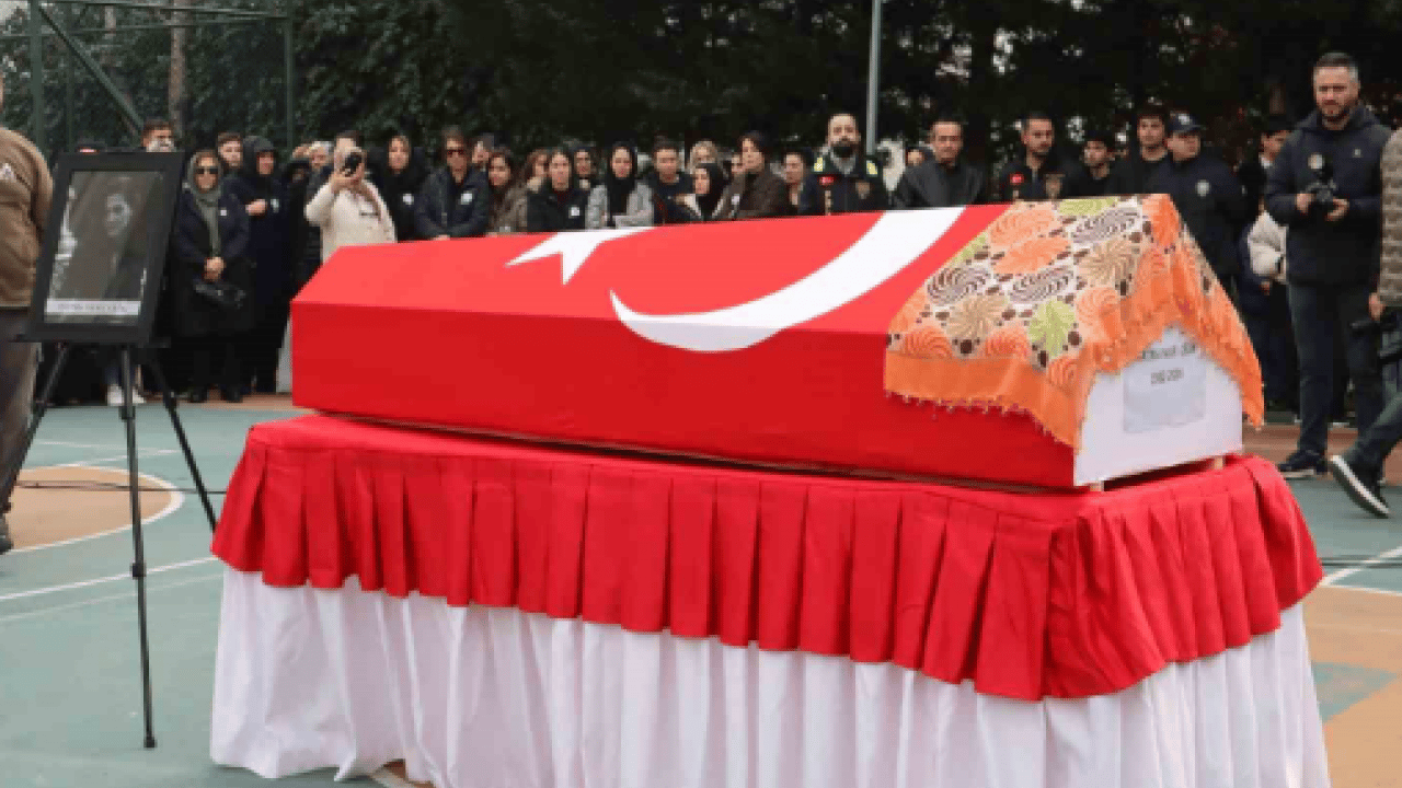 Fatma Nur hocaya hüzünlü veda! Okul bahçesinde gözyaşları sel oldu