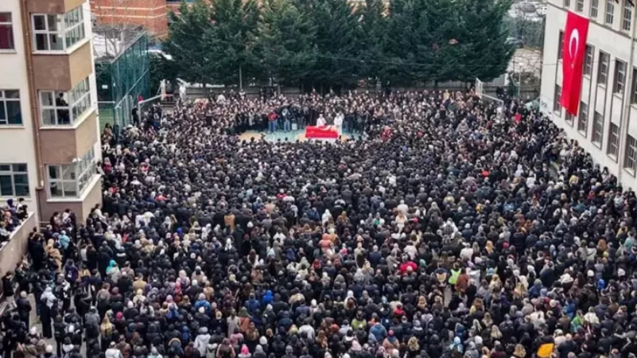 Foto - Fatma Nur hocaya hüzünlü veda! Okul bahçesinde gözyaşları sel oldu
