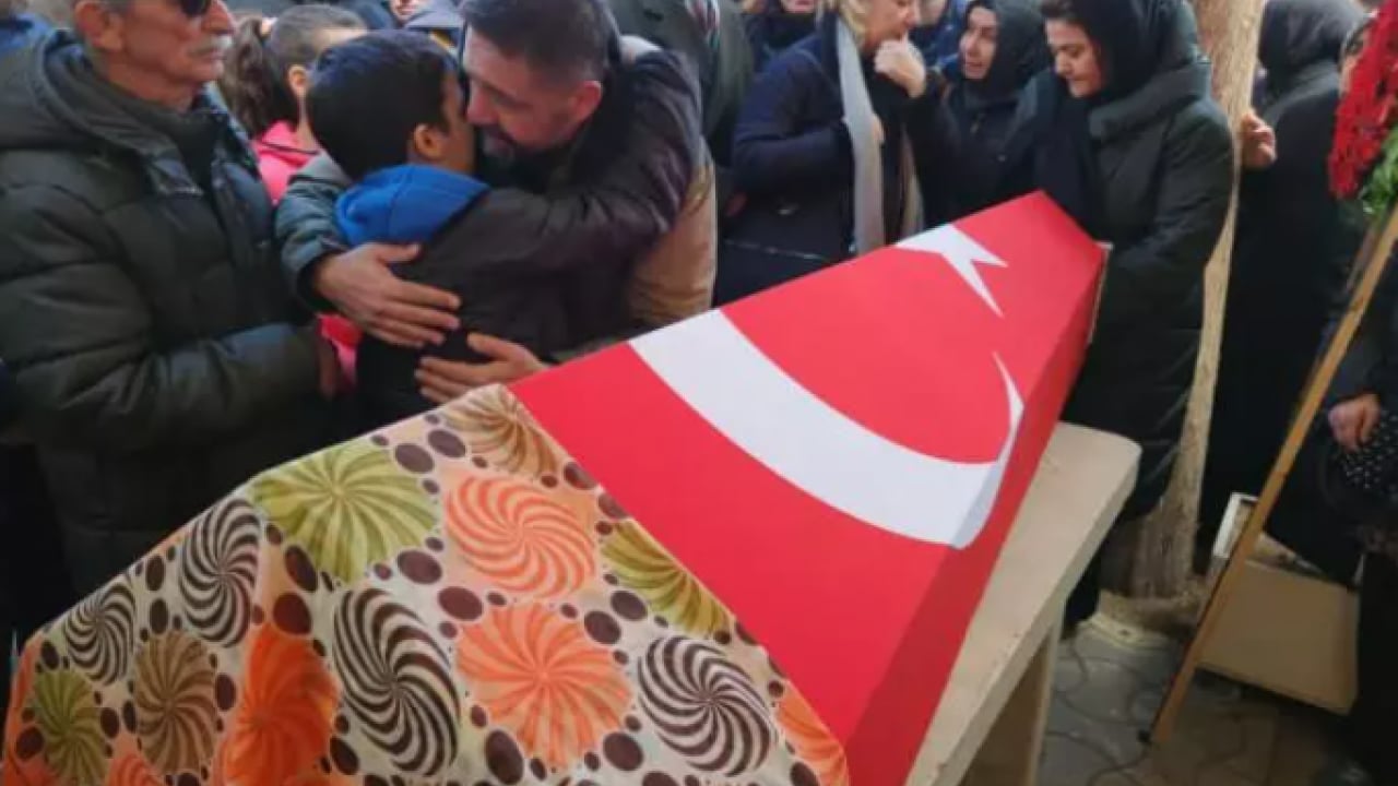 Foto - Fatma Nur öğretmenin cenazesinde gözyaşları sel oldu: Oğlu tabutuna sarılıp ağladı!