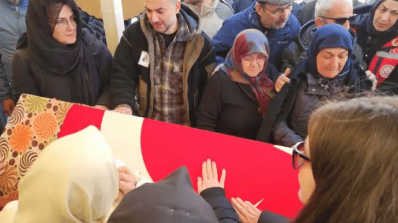 Foto - Fatma Nur öğretmenin cenazesinde gözyaşları sel oldu: Oğlu tabutuna sarılıp ağladı!