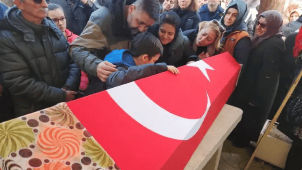 Fatma Nur öğretmenin cenazesinde gözyaşları sel oldu: Oğlu tabutuna sarılıp ağladı!