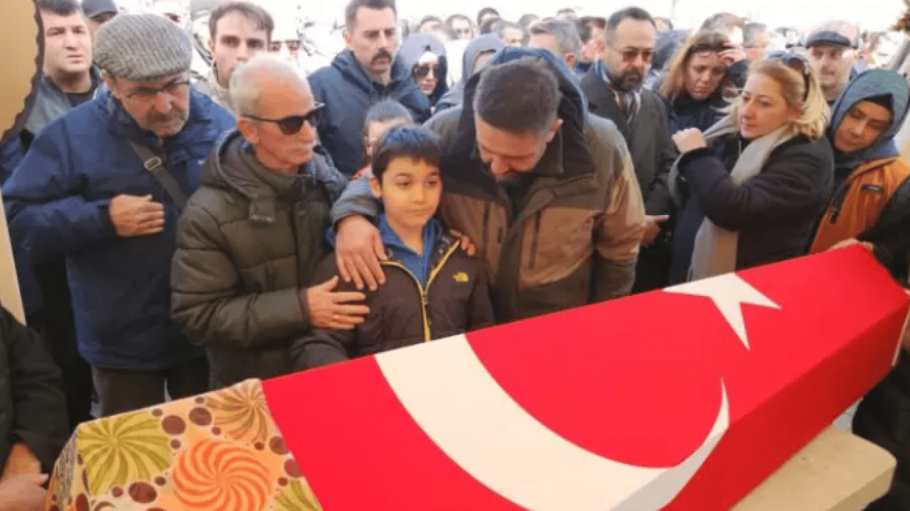 Foto - Fatma Nur öğretmenin cenazesinde gözyaşları sel oldu: Oğlu tabutuna sarılıp ağladı!