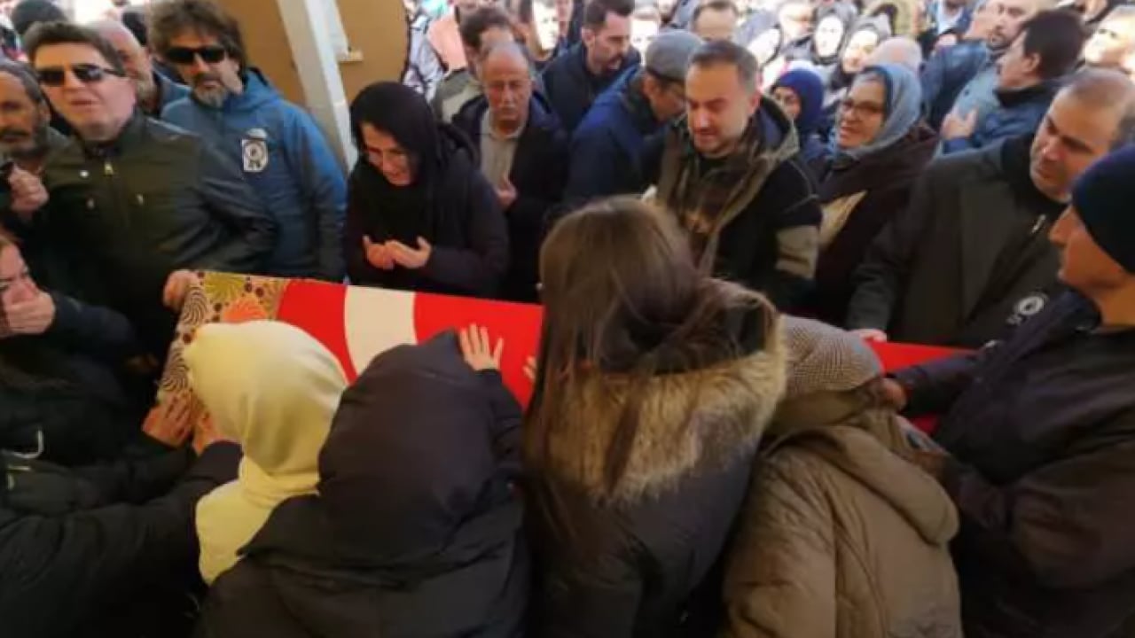 Foto - Fatma Nur öğretmenin cenazesinde gözyaşları sel oldu: Oğlu tabutuna sarılıp ağladı!