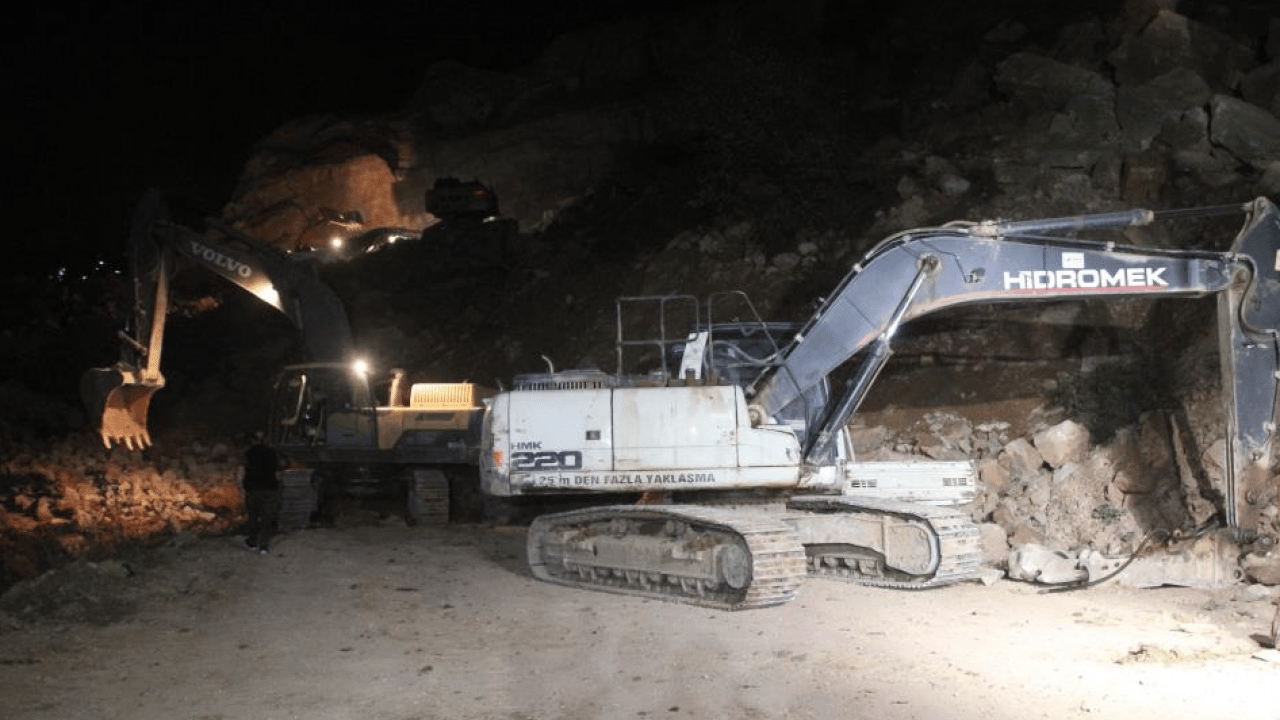 Foto - Fatsa’daki göçükte 75 yaşındaki işçi 6 gündür aranıyor: Bölgedeki riskler sürüyor