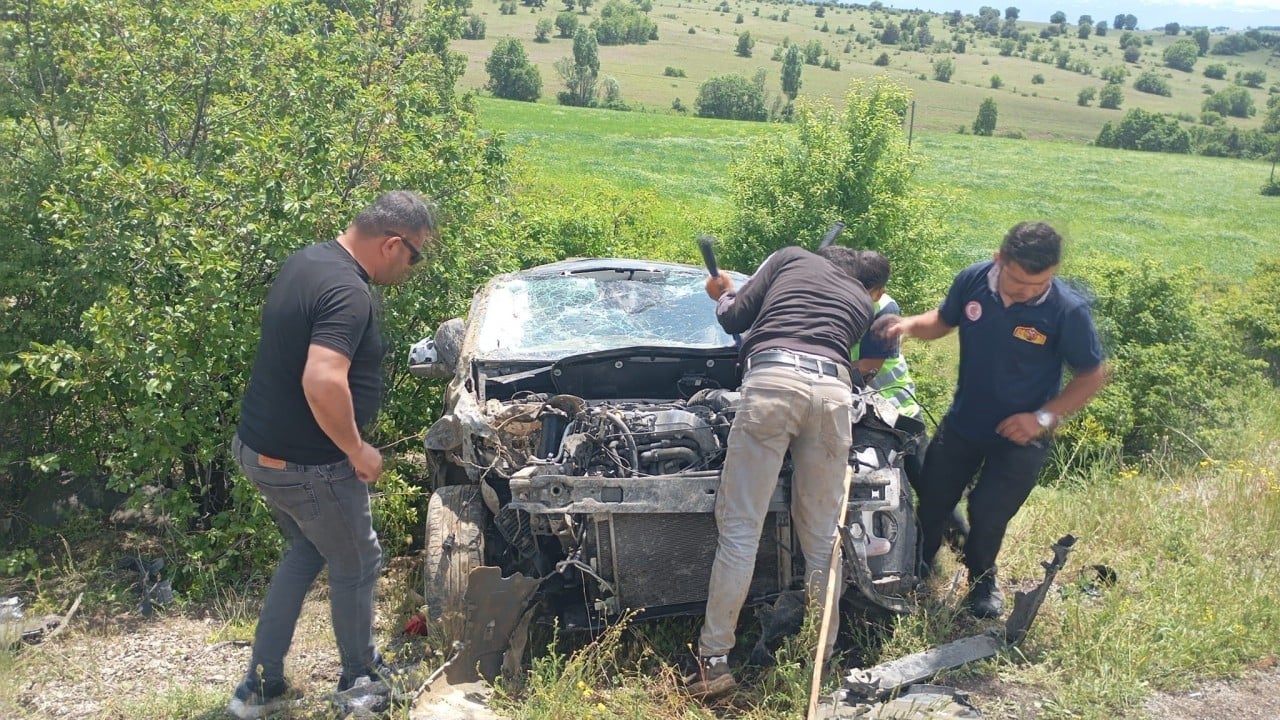Foto - Feci kazada can pazarı yaşandı! Şarampole yuvarlanan araçta bulunan bir kişi hayatını kaybetti!