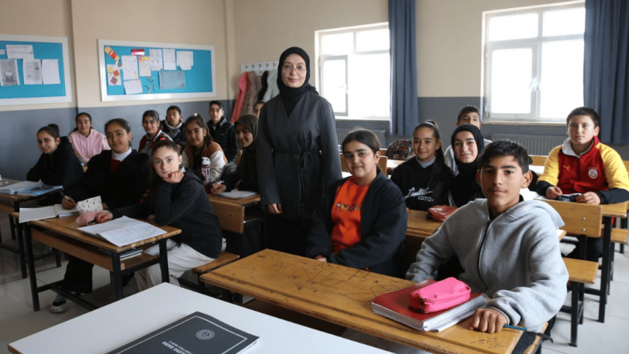 Foto - Fedakar öğretmenler kapı kapı dolaştı: Ahırdan sınıfa eğitim köprüsü