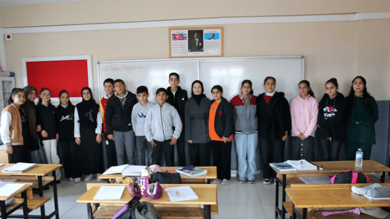 Fedakar öğretmenler kapı kapı dolaştı: Ahırdan sınıfa eğitim köprüsü