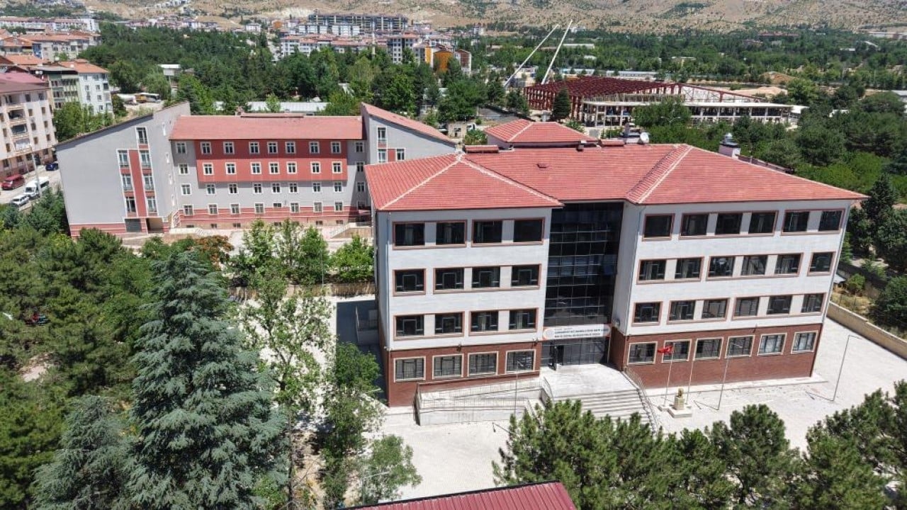Foto - Fedakar öğretmenler tatile çıkmadı Okulda boya badana tadilat seferberliği