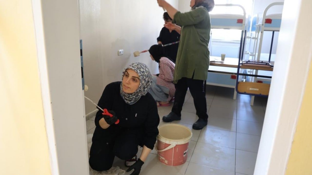 Fedakar öğretmenler tatile çıkmadı Okulda boya badana tadilat seferberliği