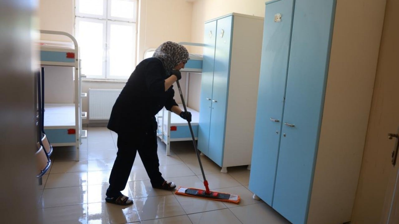 Foto - Fedakar öğretmenler tatile çıkmadı Okulda boya badana tadilat seferberliği