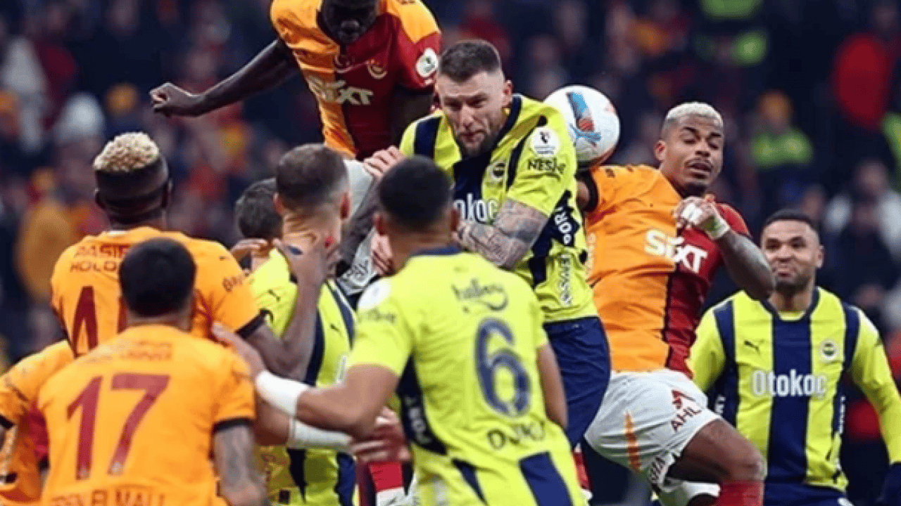 Foto - Fenerbahçe-Galatasaray deriblerinde kart yağmuru! Sarılar ve kırmızılar havada uçuşuyor!