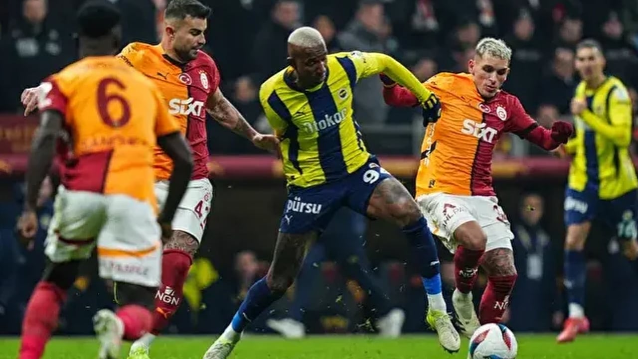 Foto - Fenerbahçe-Galatasaray deriblerinde kart yağmuru! Sarılar ve kırmızılar havada uçuşuyor!