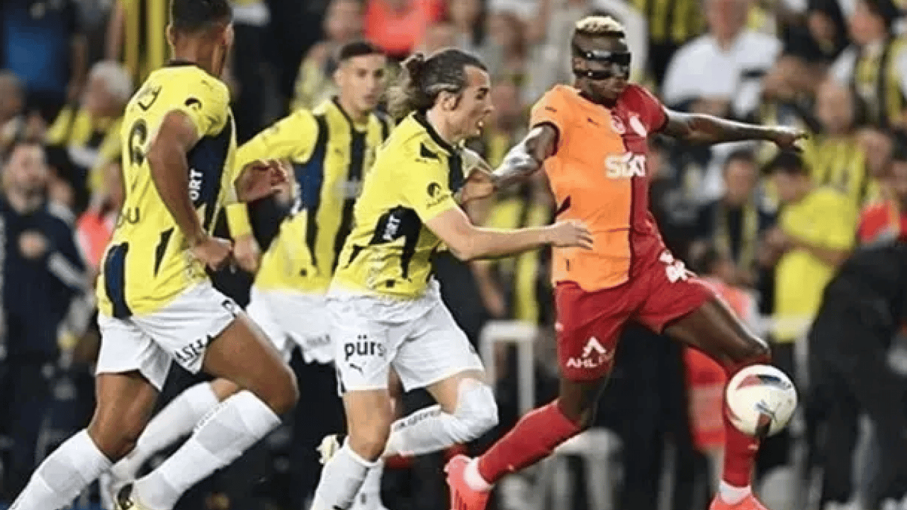 Foto - Fenerbahçe-Galatasaray deriblerinde kart yağmuru! Sarılar ve kırmızılar havada uçuşuyor!