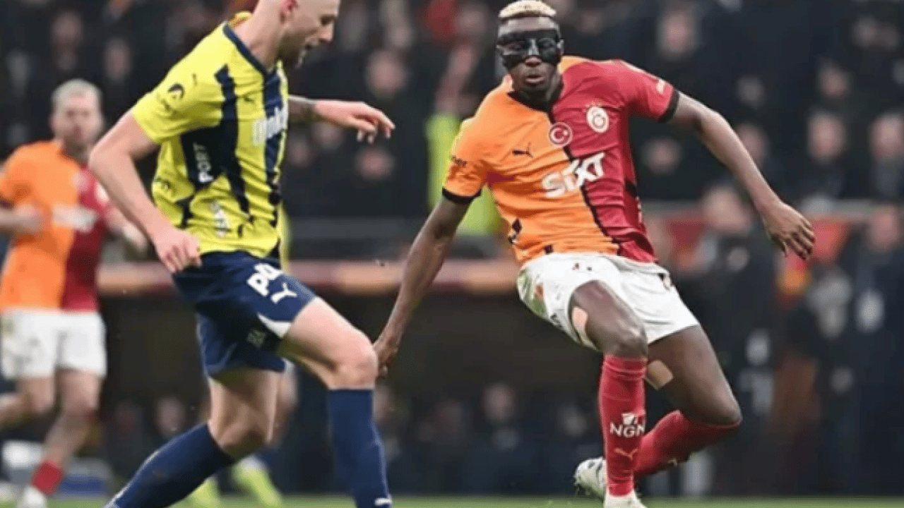 Foto - Fenerbahçe-Galatasaray deriblerinde kart yağmuru! Sarılar ve kırmızılar havada uçuşuyor!