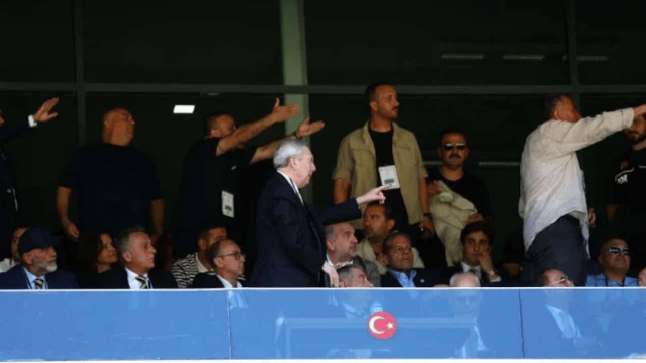 Foto - Fenerbahçe Genel Kurulu'nda gergin anlar: Aziz Yıldırım o sözleri duyunca dayanamadı!