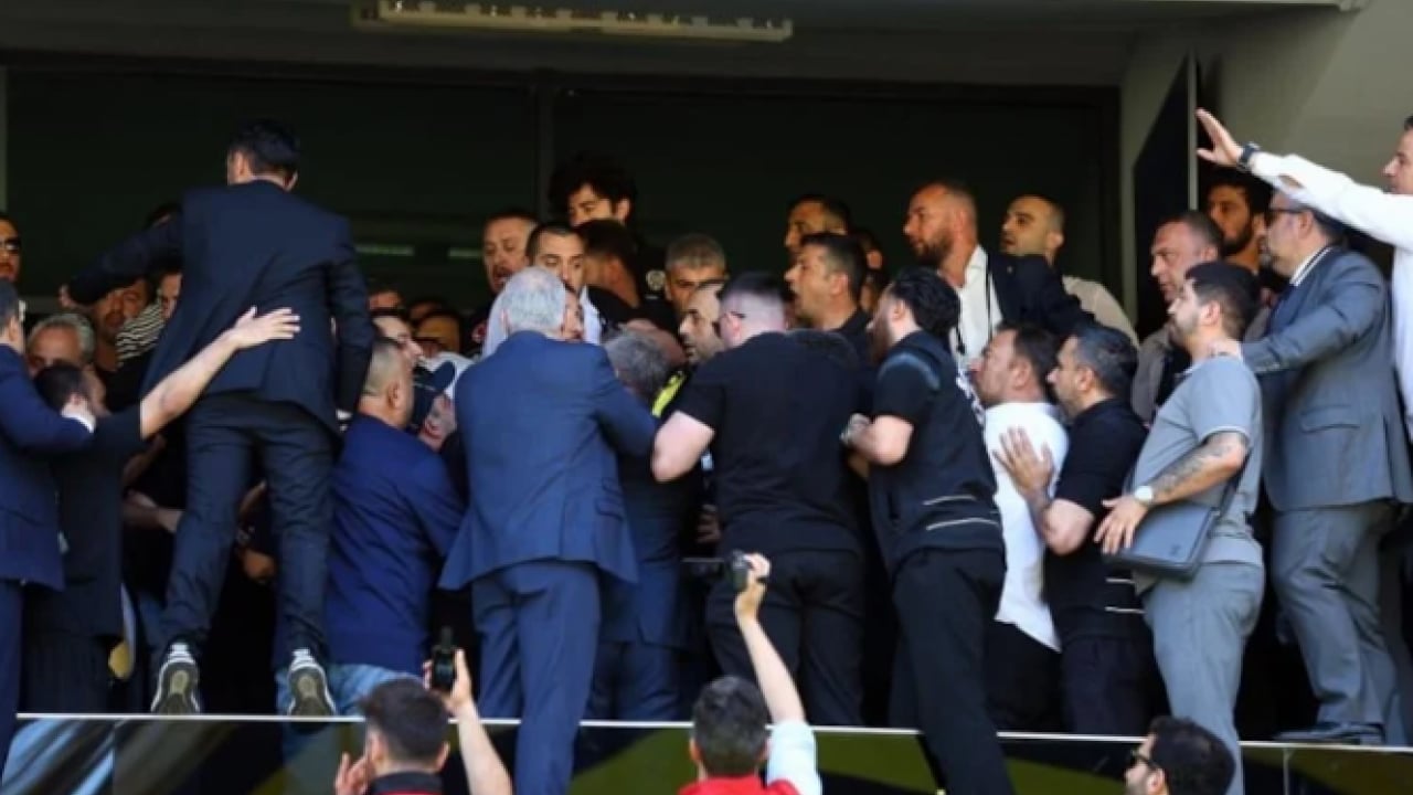 Foto - Fenerbahçe Genel Kurulu'nda gergin anlar: Aziz Yıldırım o sözleri duyunca dayanamadı!