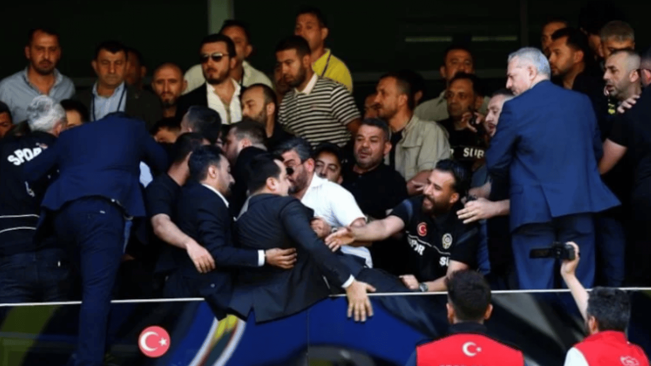Foto - Fenerbahçe Genel Kurulu'nda gergin anlar: Aziz Yıldırım o sözleri duyunca dayanamadı!