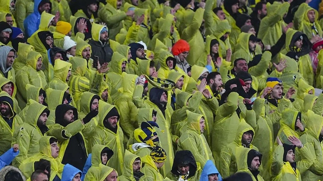 Foto - Fenerbahçe Kulübü taraftarına 35 bin adet yağmurluk dağıtmıştı! Gündem olan jestin maliyeti ortaya çıktı 