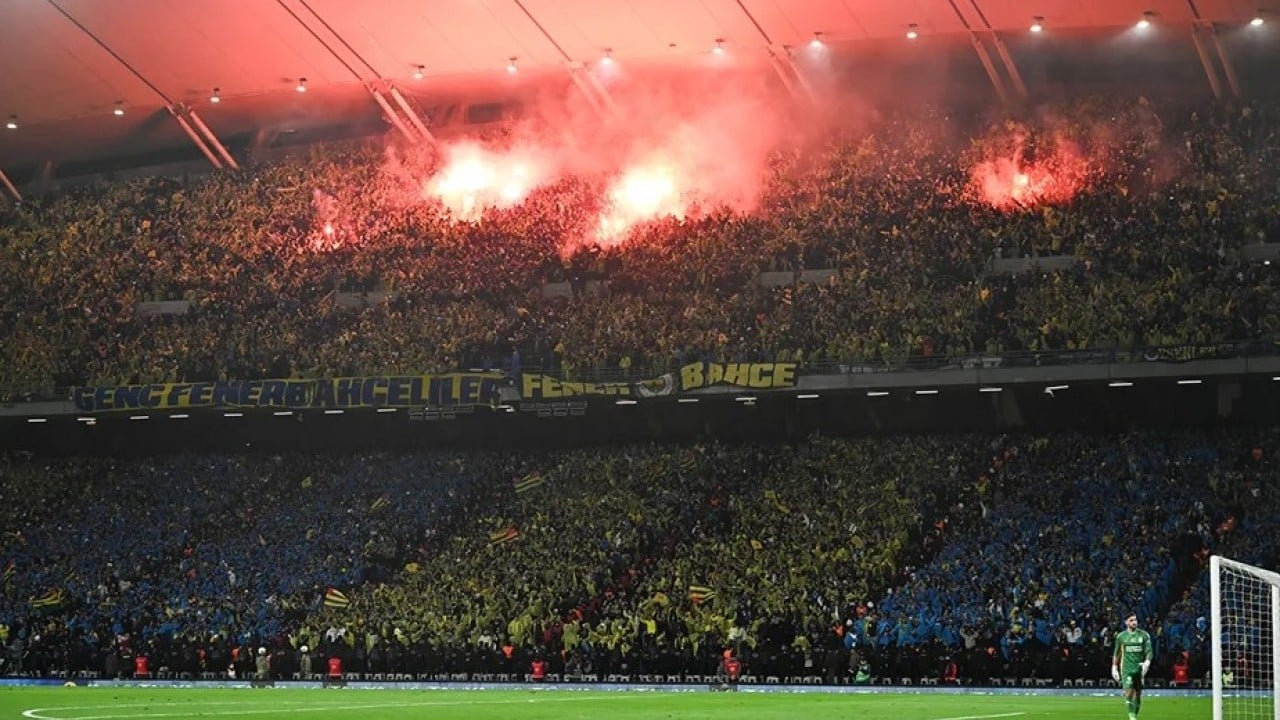 Fenerbahçe Kulübü taraftarına 35 bin adet yağmurluk dağıtmıştı! Gündem olan jestin maliyeti ortaya çıktı 