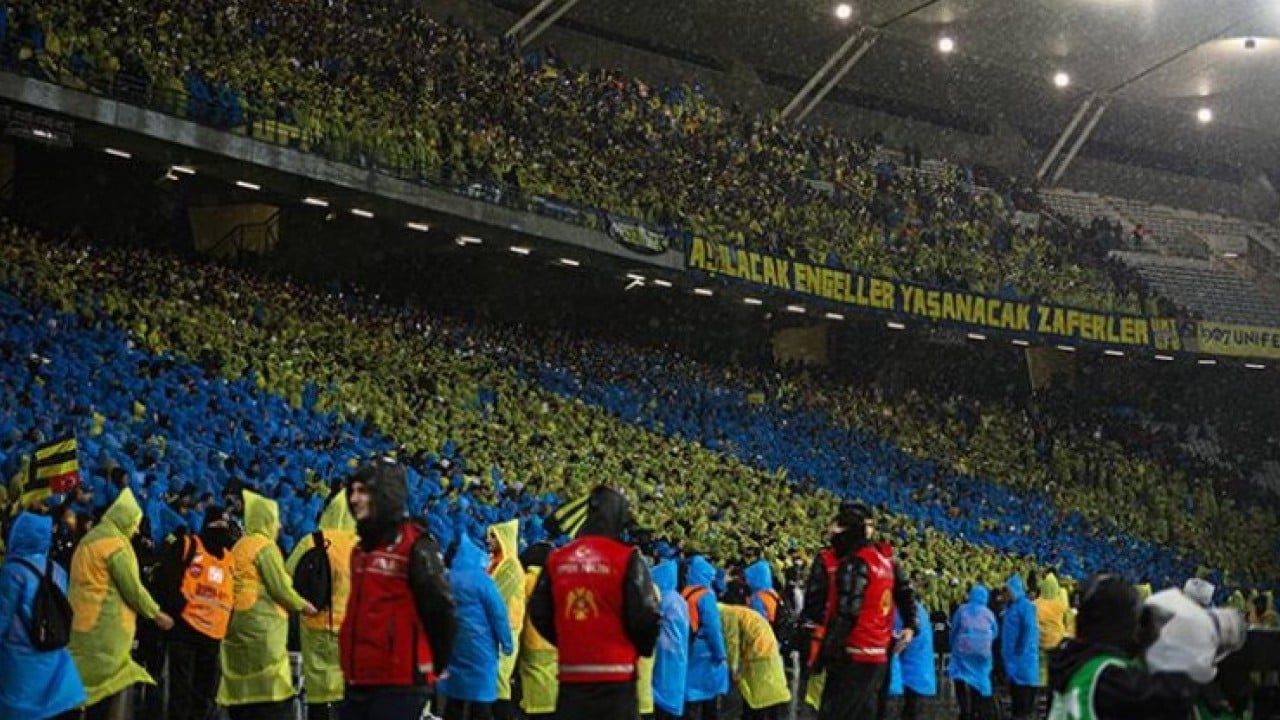 Foto - Fenerbahçe Kulübü taraftarına 35 bin adet yağmurluk dağıtmıştı! Gündem olan jestin maliyeti ortaya çıktı 