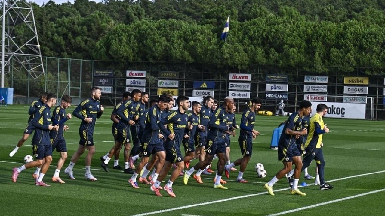 Foto - Fenerbahçe taraftarı sevinecek! Stuttgart maçı öncesi Jhon Duran ve Ederson gelişmesi