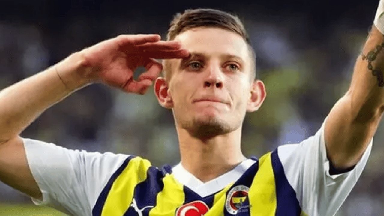 Foto - Fenerbahçe tribününden şaşkınlık veren hamle.. Taraftar Szymanski'yi affetti! Tribünlere çağırdı