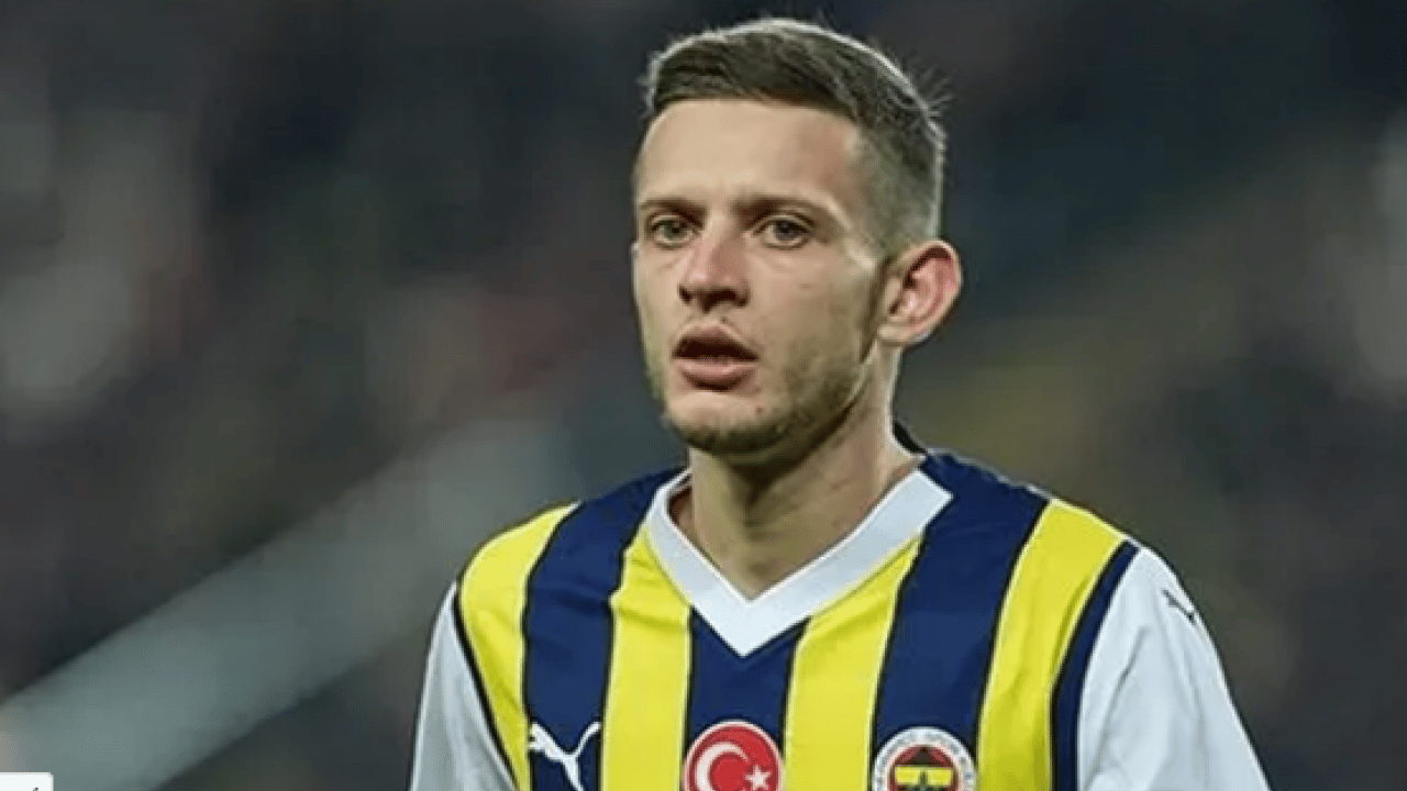 Foto - Fenerbahçe tribününden şaşkınlık veren hamle.. Taraftar Szymanski'yi affetti! Tribünlere çağırdı